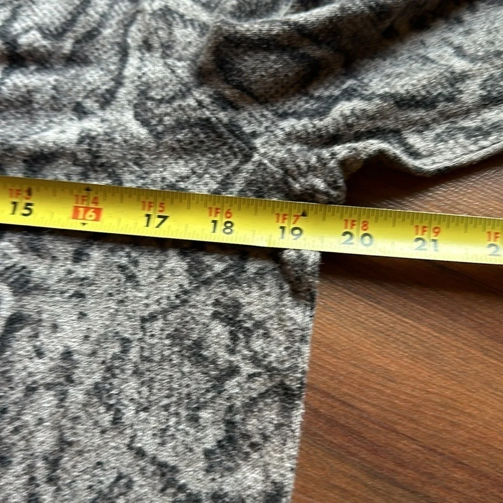 Apt 9 Snake Skin Printed Sweater Size Medium